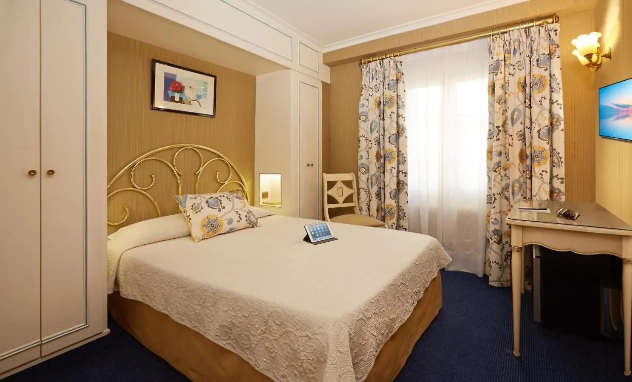 ***  Hotel Beaubourg Paris Frankrike